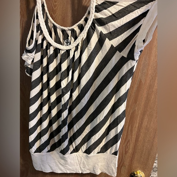 NWT, Mudd striped shirt with cutout shoulders - Picture 2 of 7